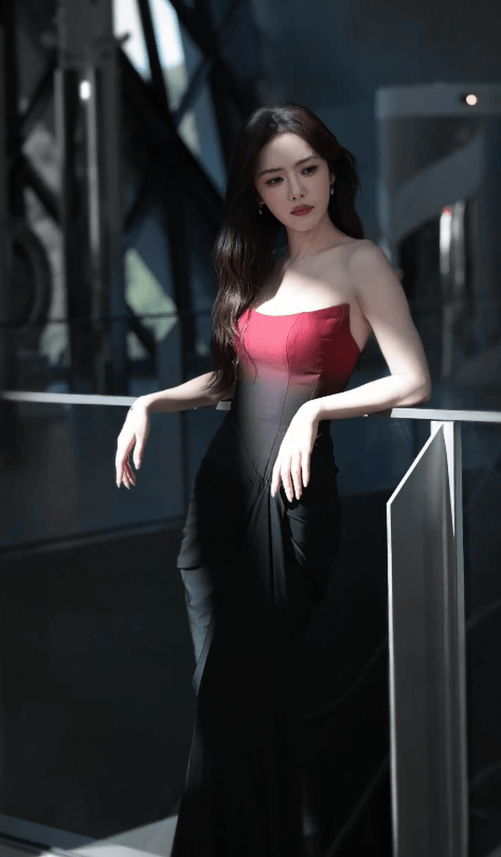 蔡文静穿渐变开衩裙超吸睛 秒变性感御姐魅力十足