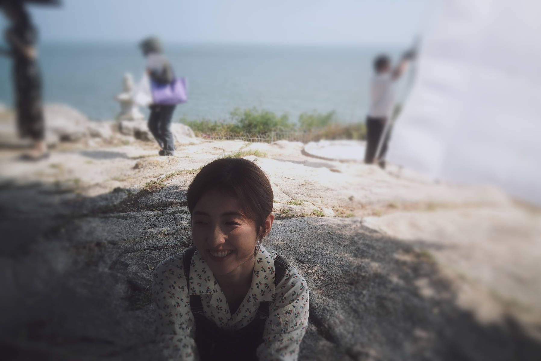 张子枫穿碎花背带散步 浮松温煦自带干净氛围感