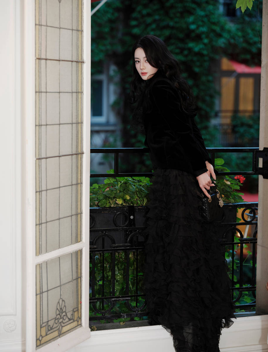 迪丽热巴All Black造型美照释出！化身冷酷御姐