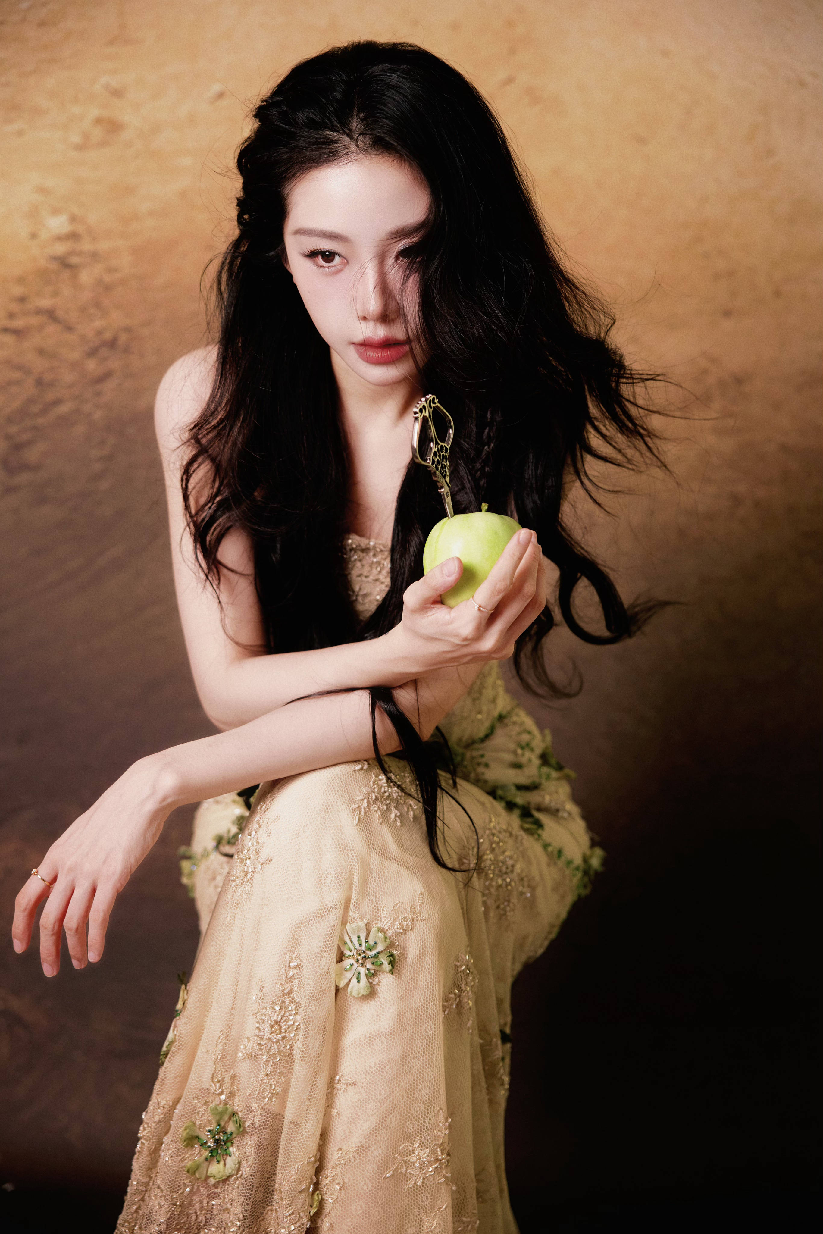 喻言穿满钻鱼尾长裙 荣华漂后宛如油画中的仙女