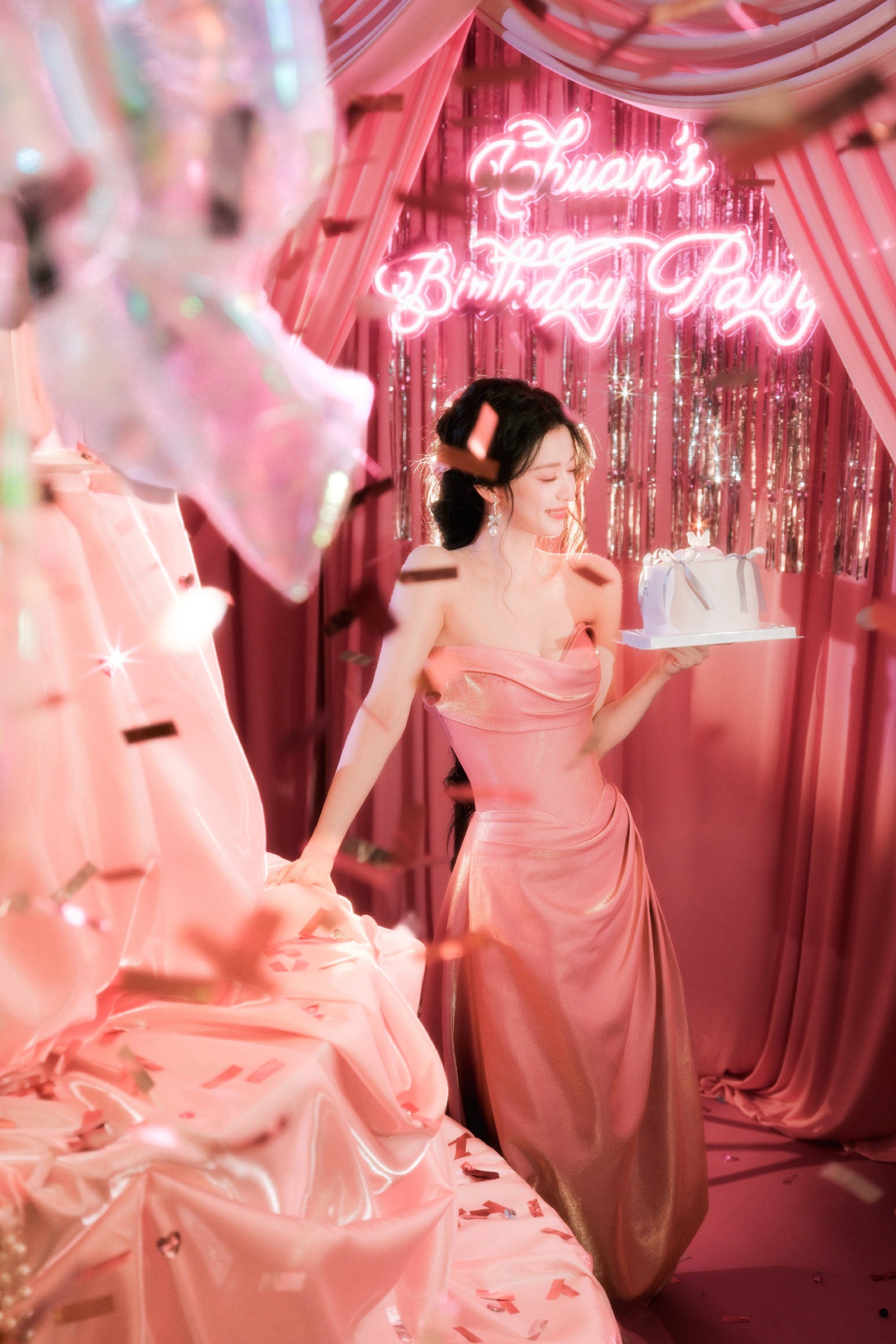 王楚然身着抹胸粉裙庆生 宛如童话公主甜度满分