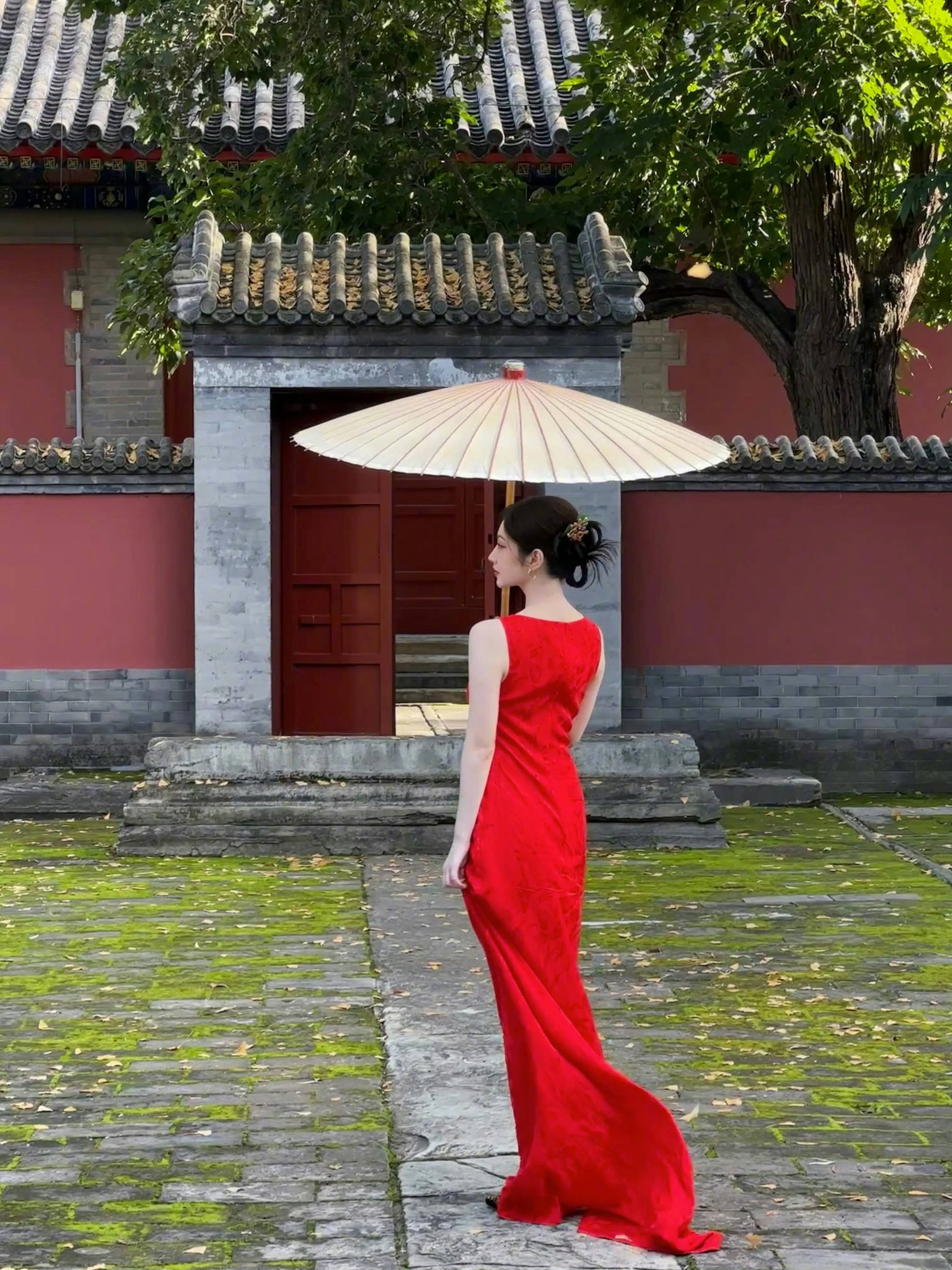 景甜身穿红裙凸显雪白肌肤 手拿油纸伞宛如画中人