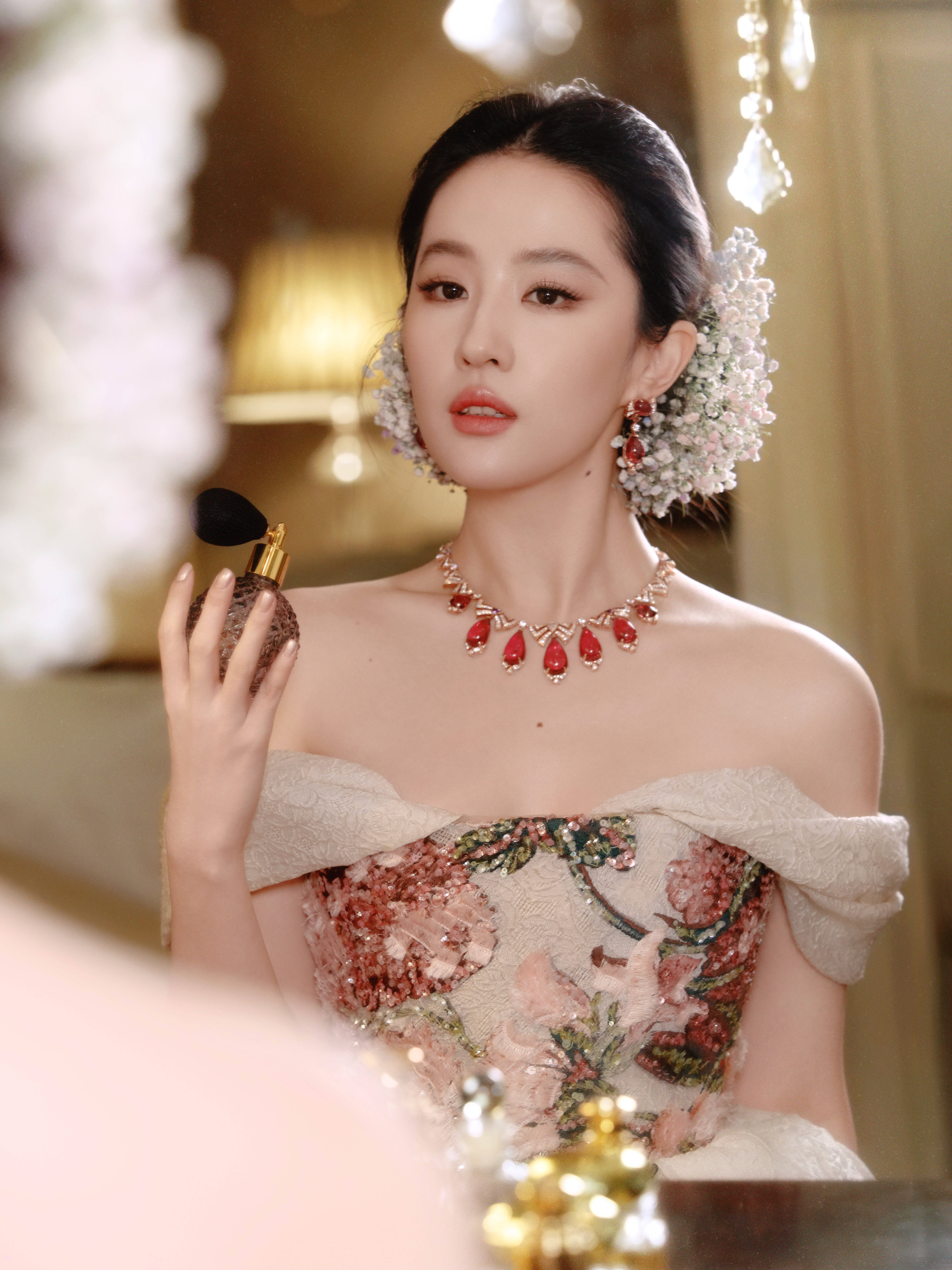 刘亦菲穿抹胸礼服优雅温婉 公主风盘发显贵气慵懒