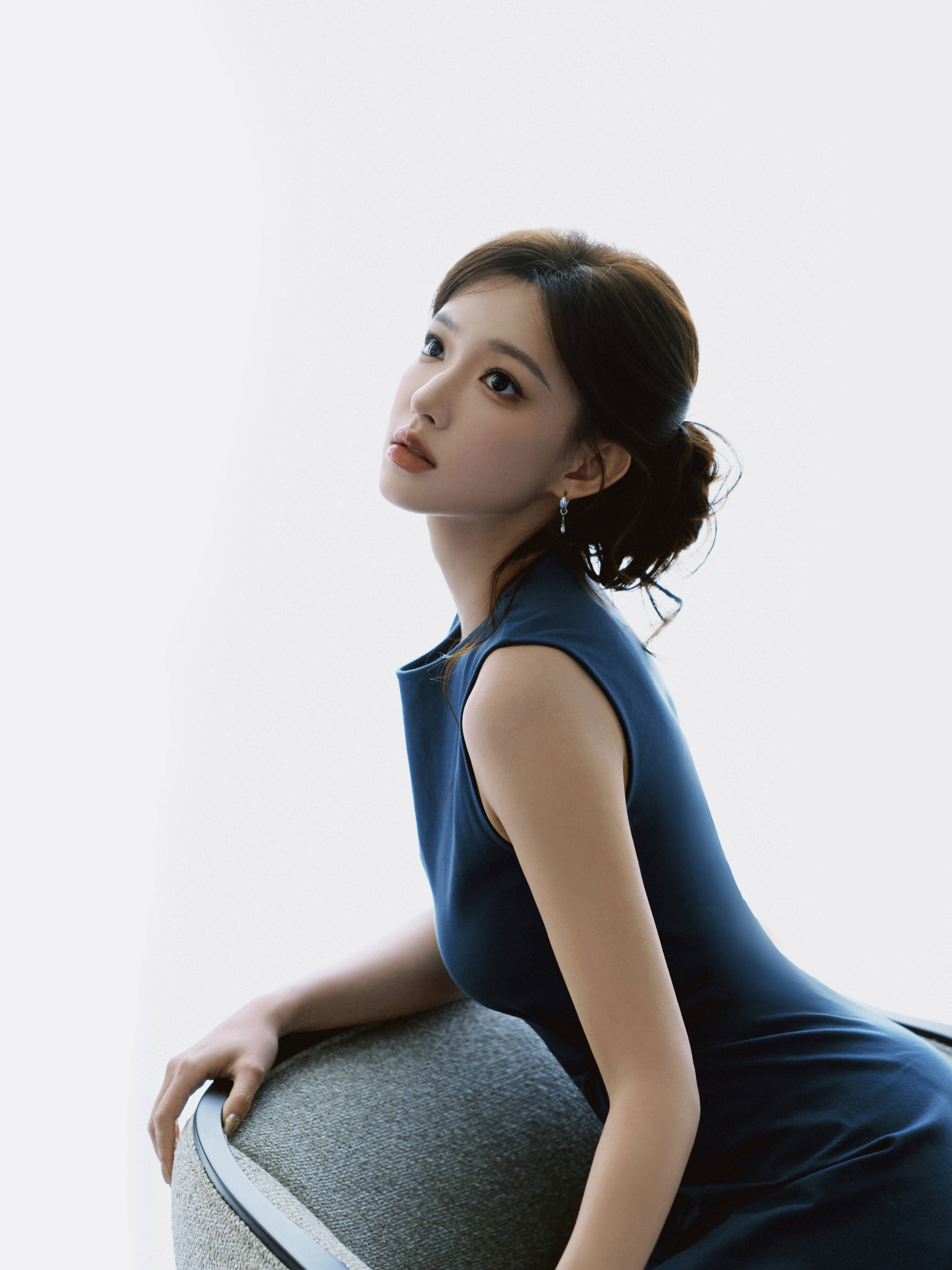 程潇穿蓝色长裙身材曲线窈窕 盘发造型优雅又精致