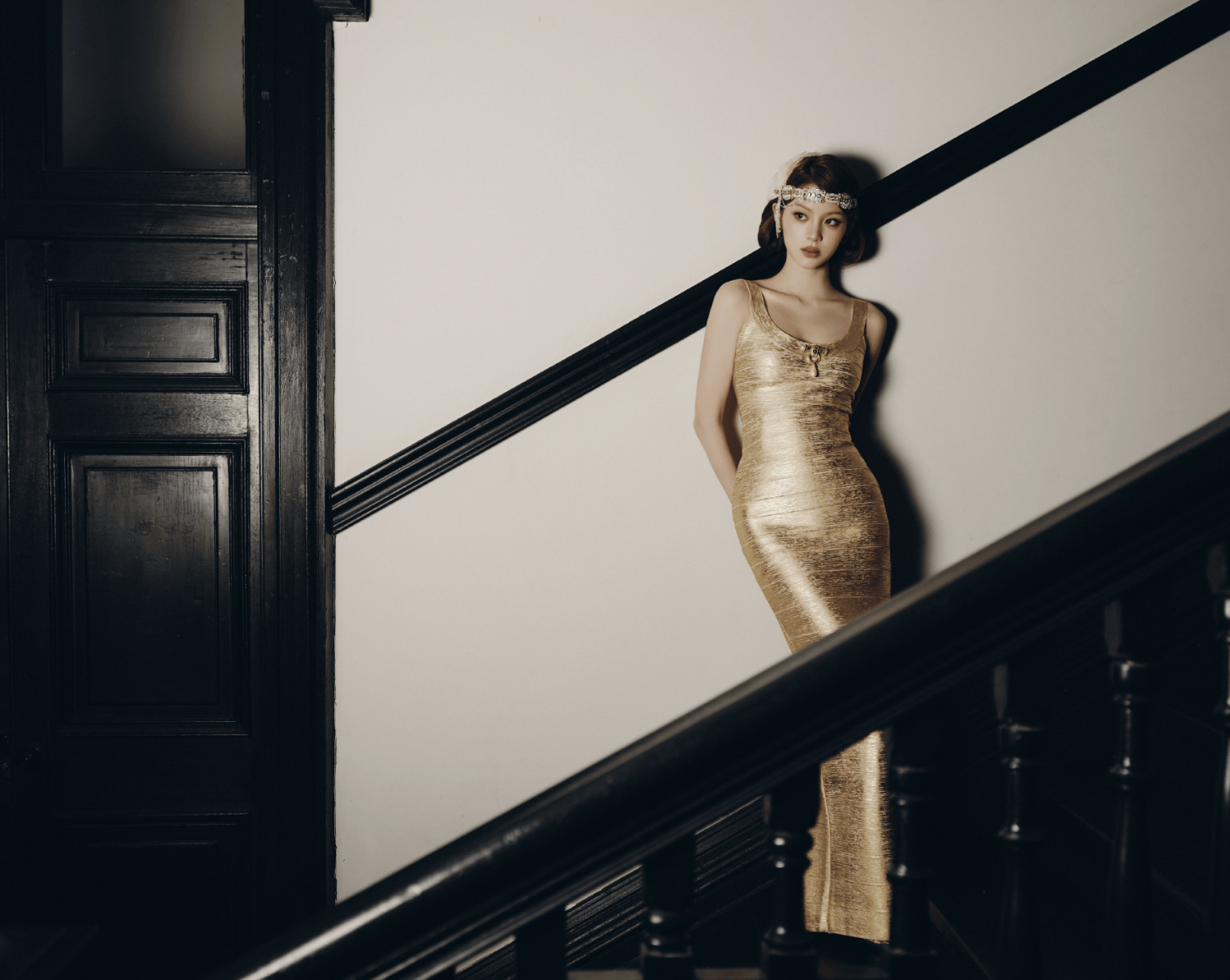 欧阳娜娜金裙摆突显好躯壳 艳丽色泽裹着柔缓绮梦