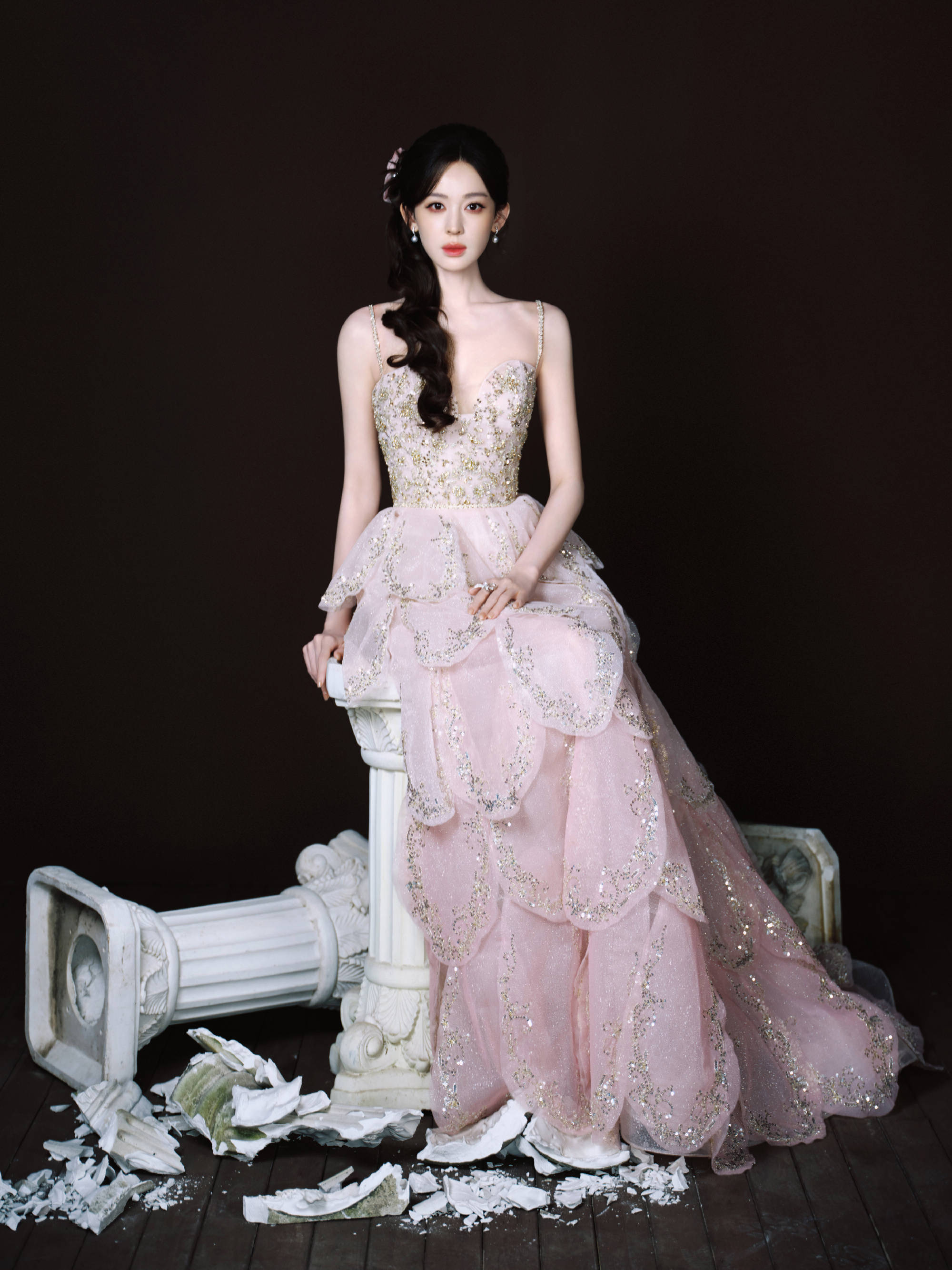 古力娜扎写真大片曝光！穿闪亮花朵吊带裙美若天仙