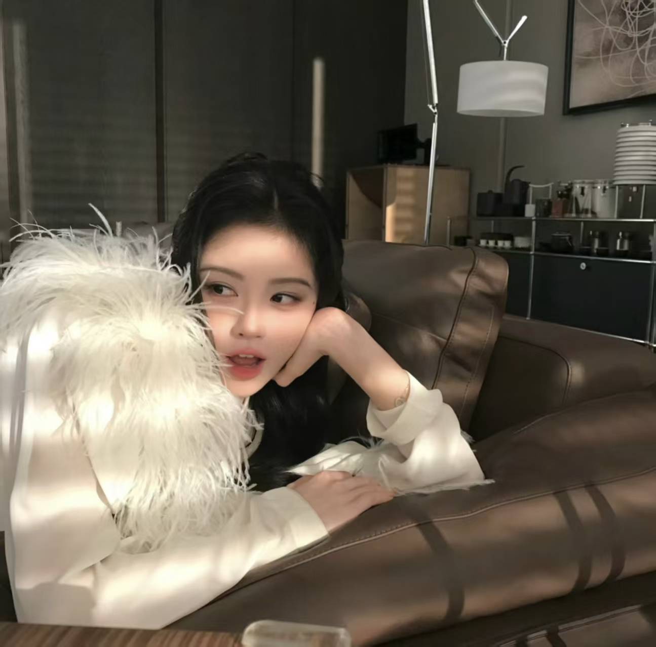 鞠婧祎穿羽毛上衣搭包臀短裙 慵懒贵气精致灵动