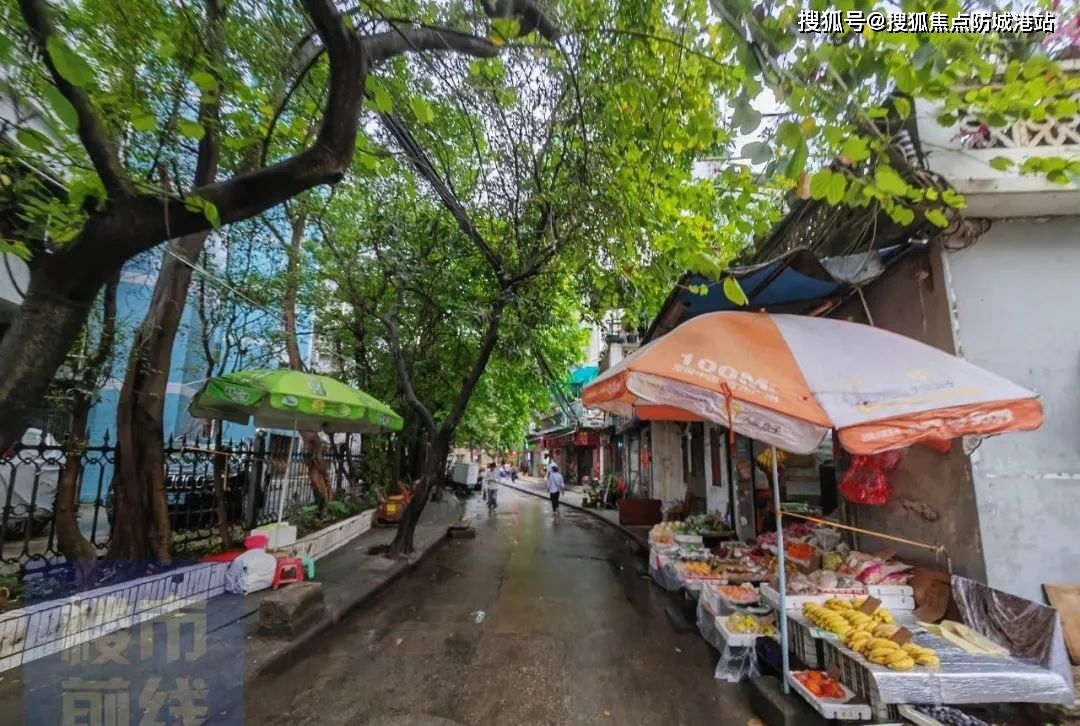 除了各類餐飲,水果及生鮮店等臨街小鋪外,附近還有聖地新天地廣場,新