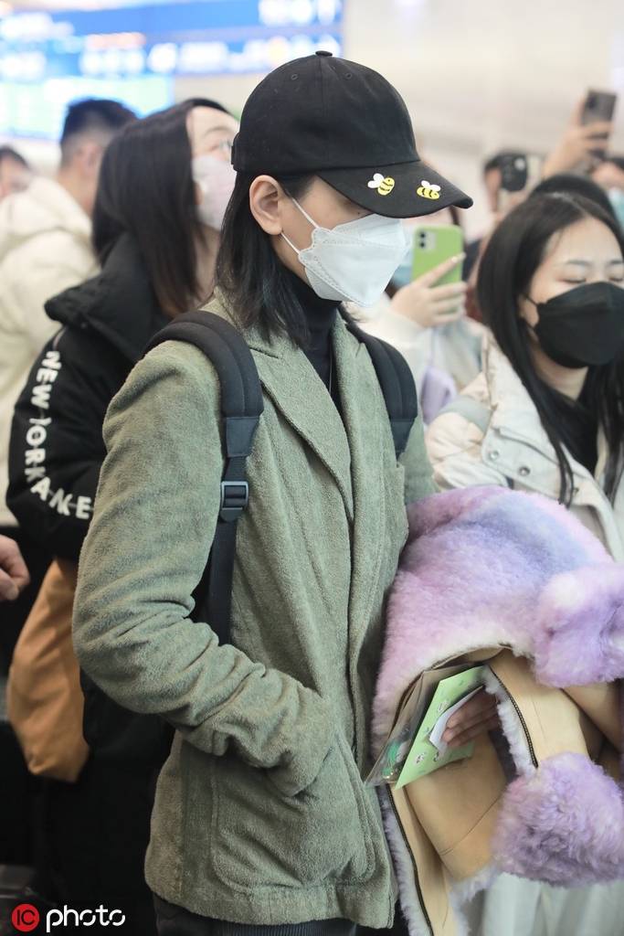 周笔畅身穿绿色外套搭配棒球帽现身武汉机场