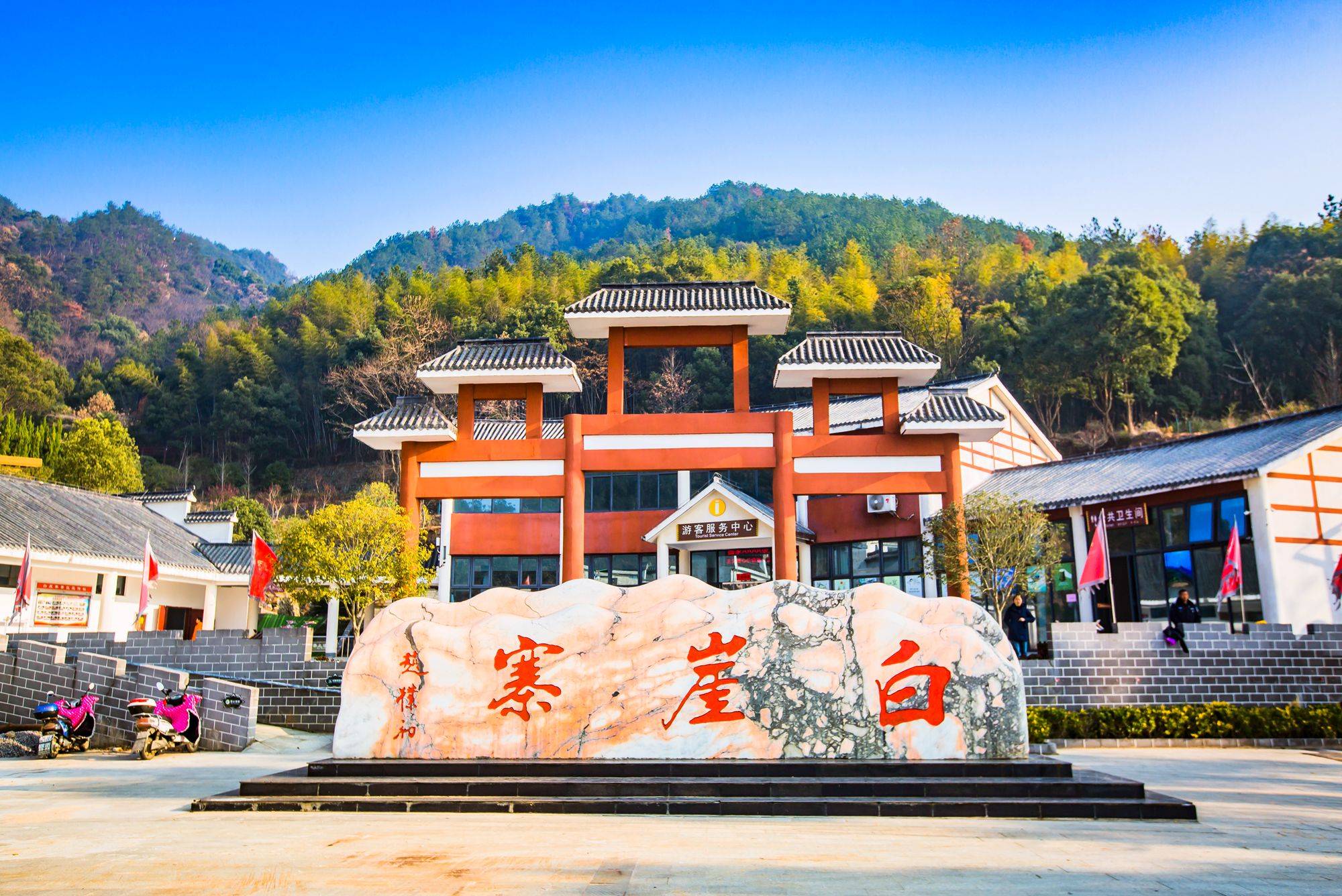 安徽宿松有一座白崖寨,规模宏大,历史悠久,被誉为南国小长城