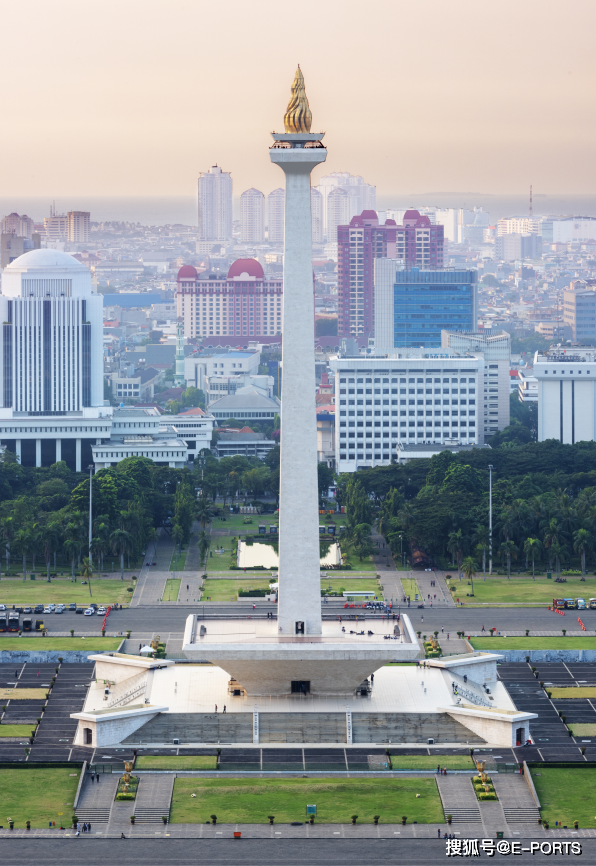 印尼國家紀念塔(印尼語:monumen nasional),1975年建成,當地人常以