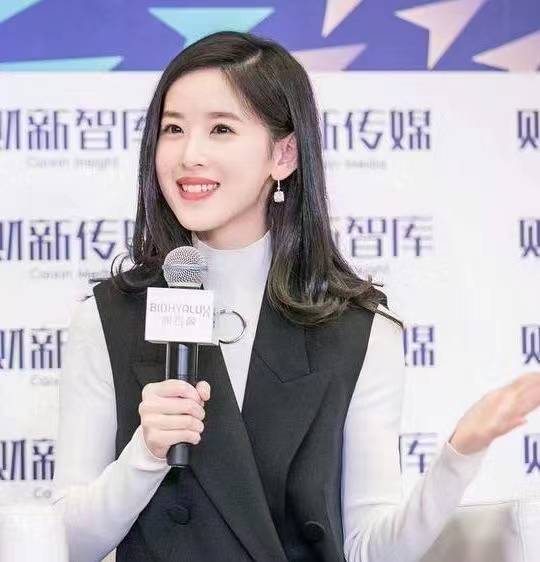 揭秘章泽天:如何从清纯奶茶妹蜕变为600亿身家的女强人_商业_女性
