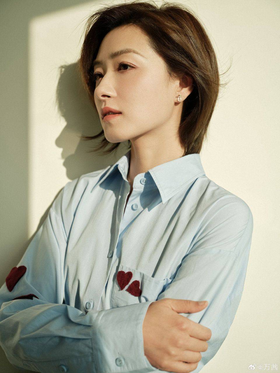 万茜化身阳光下的温柔学姐!浅蓝桃心衬衫牛仔长裙,风采依旧