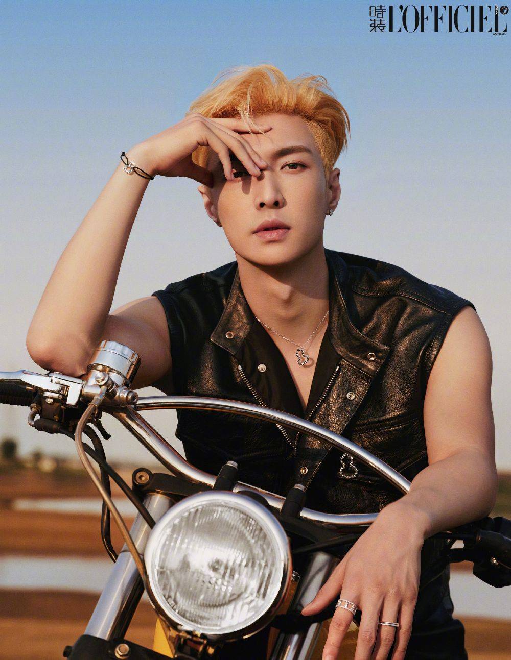 机车风的张艺兴也太帅了吧!金发配黑色皮衣,自信又张扬