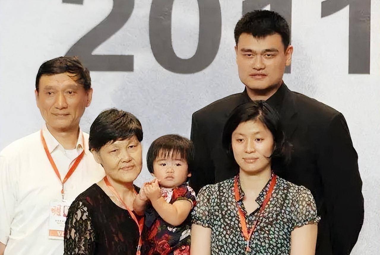 姚明与妻子叶莉近况:41岁叶莉韵味十足,12岁女儿身高到姚明胸口_训练