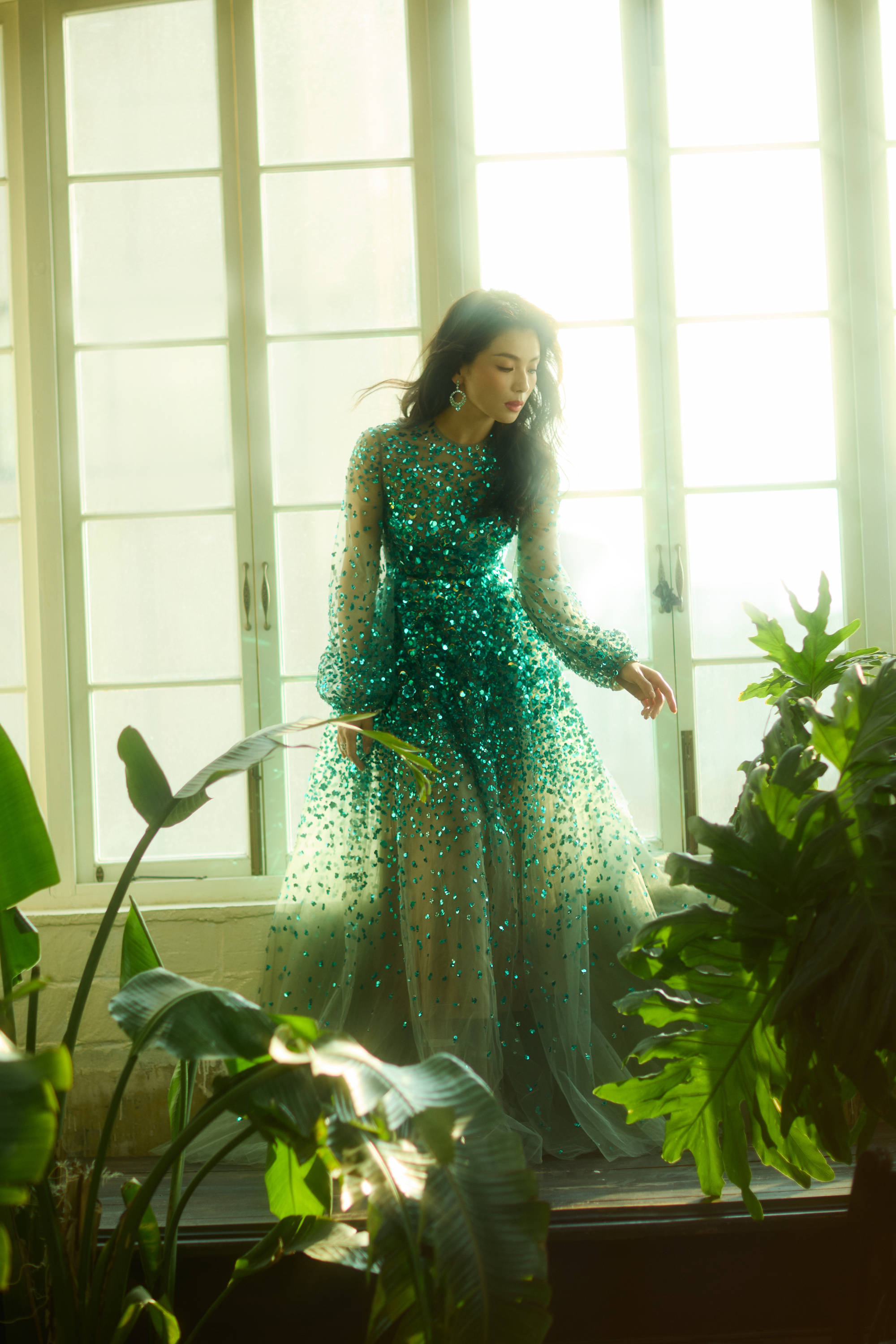 刘涛身穿翠绿纱裙赤脚起舞 身姿轻盈寻觅仙野踪迹-搜