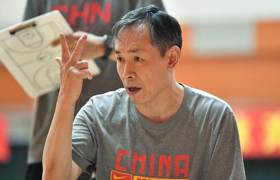 中国女篮主教练许利民图片