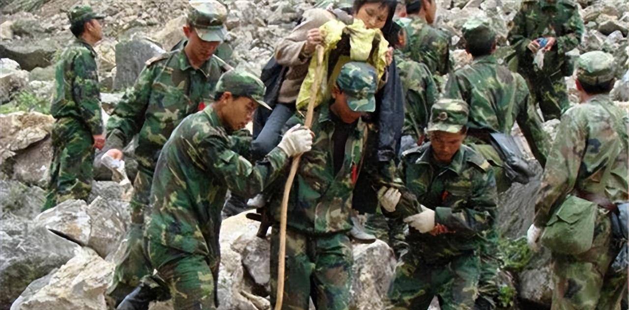 汶川地震後,父親揹著兒子遺體走25公里回家,一張照片感動了中國_程林