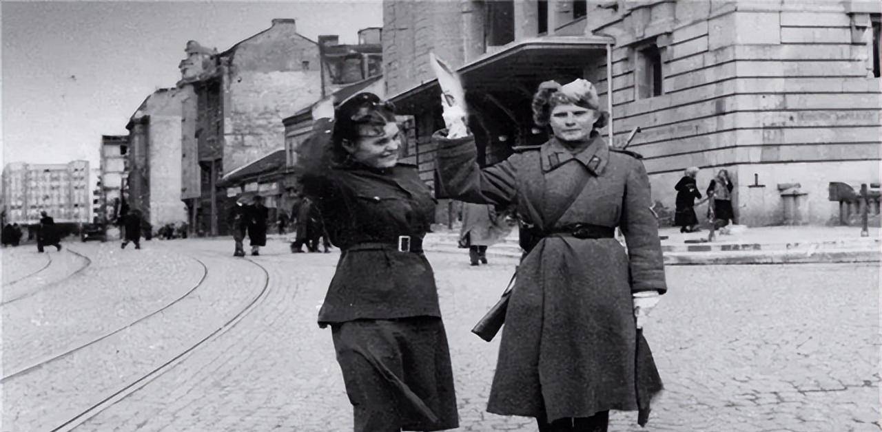 苏军怀着复仇心进入柏林,苏联女兵上厕所,因何引得德国妇女尖叫_女性