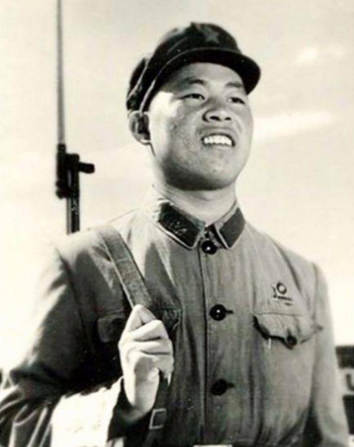 家喻户晓的一等功臣,"叛逃"到美国打黑工获绿卡,引