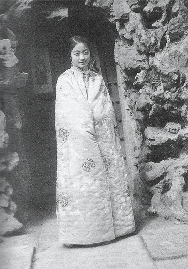 婉容临终前受到一位小伙照顾,为她买棺安葬,唯一遗物象牙烟枪_溥仪