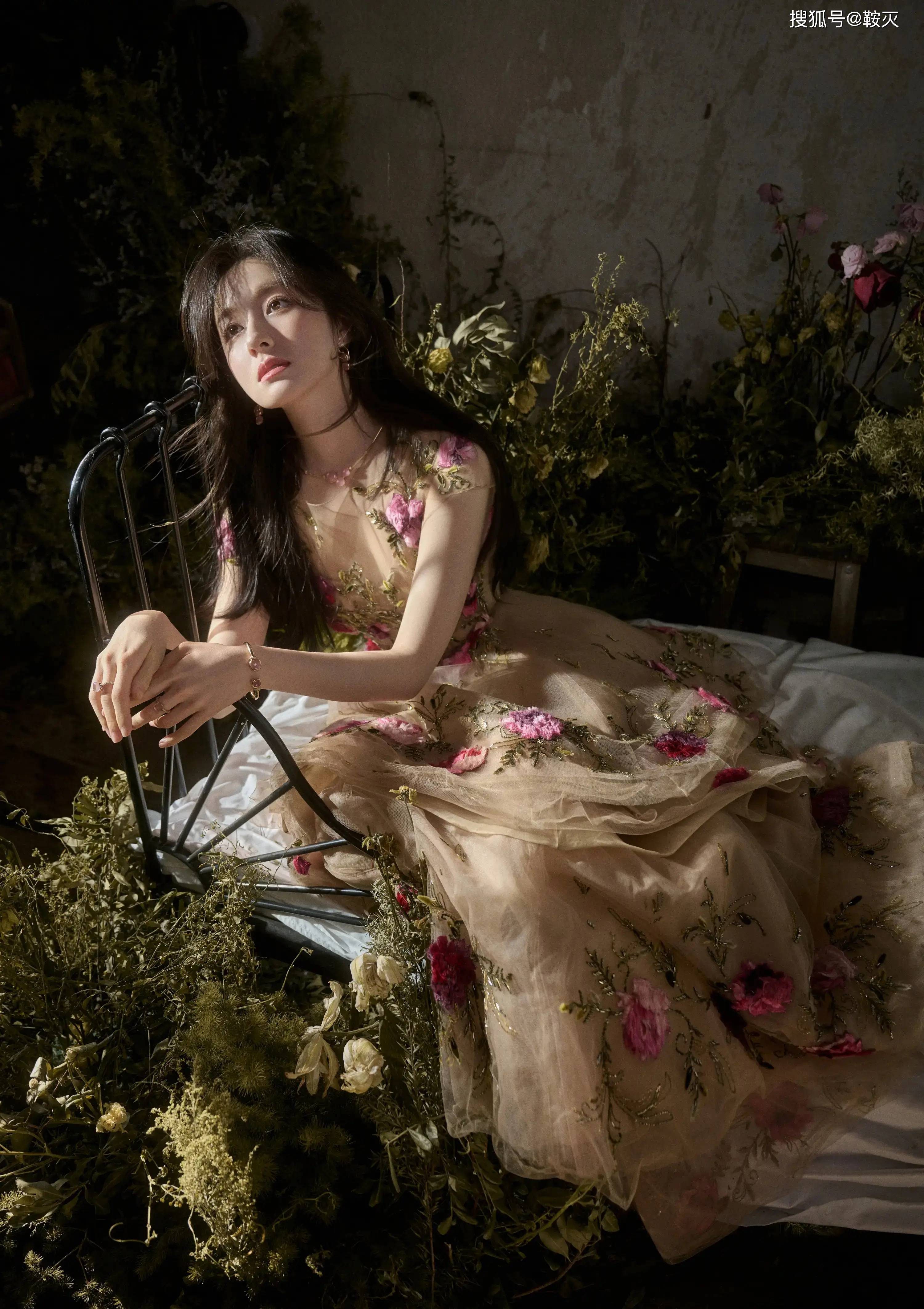 李兰迪穿薄纱鲜花裙,娇艳欲滴-搜狐大视野-搜狐新闻