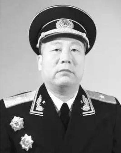 他从纵队司令员变成师长,解放后用62个字能概括他一