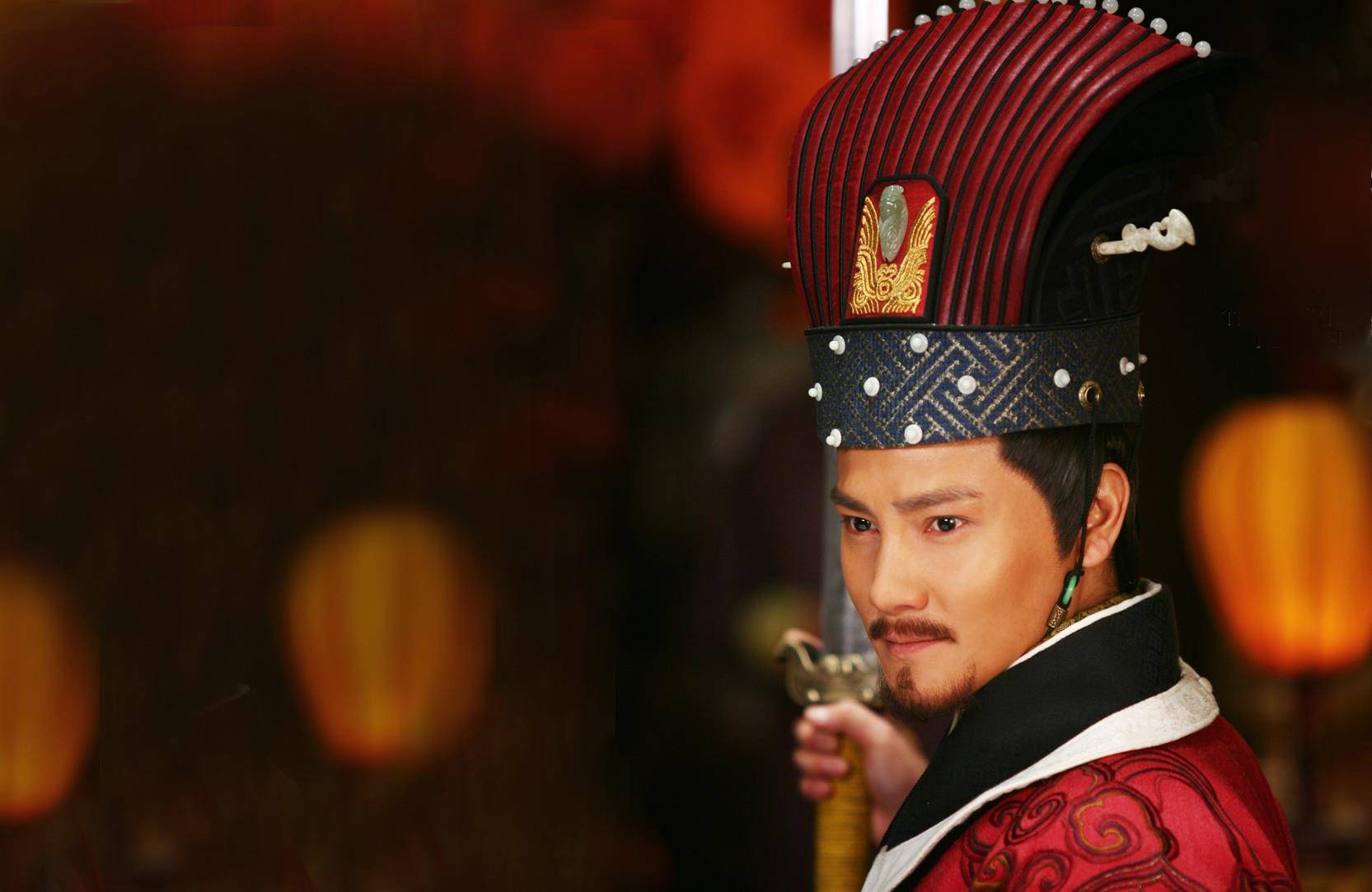 赵构在南京即位建立的政府班子连草台班子都算不上,更不用说与朱由崧