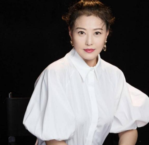 周海媚骨灰葬在香港将军澳华人永远坟场,佳人已不在,雪依然在飘_人们_