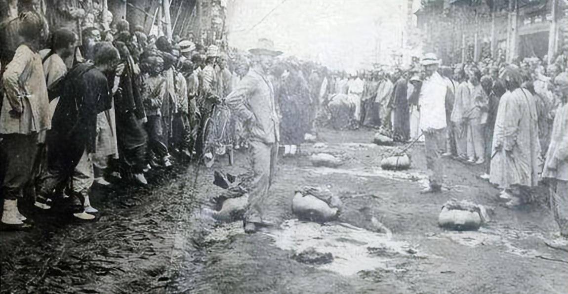 戊戌六君子被行刑时,为何百姓纷纷叫好唾骂,还向刽子