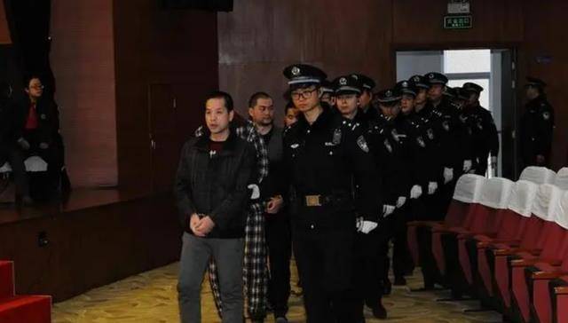 在任爱军入狱期间,他妻子张天舒忙前忙后,为了丈夫的自由四处奔波吃了