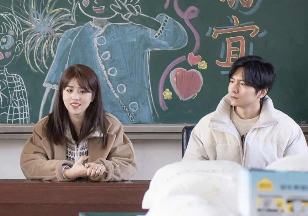 郑州优质电商达人阿爆静宜夫妇赴邓州市汲滩初中开展爱心助学活动