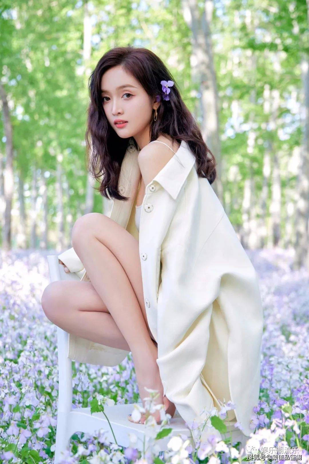 在这次最新发布的户外写真中,吴宣仪以其清新的形象和甜美的笑容吸引