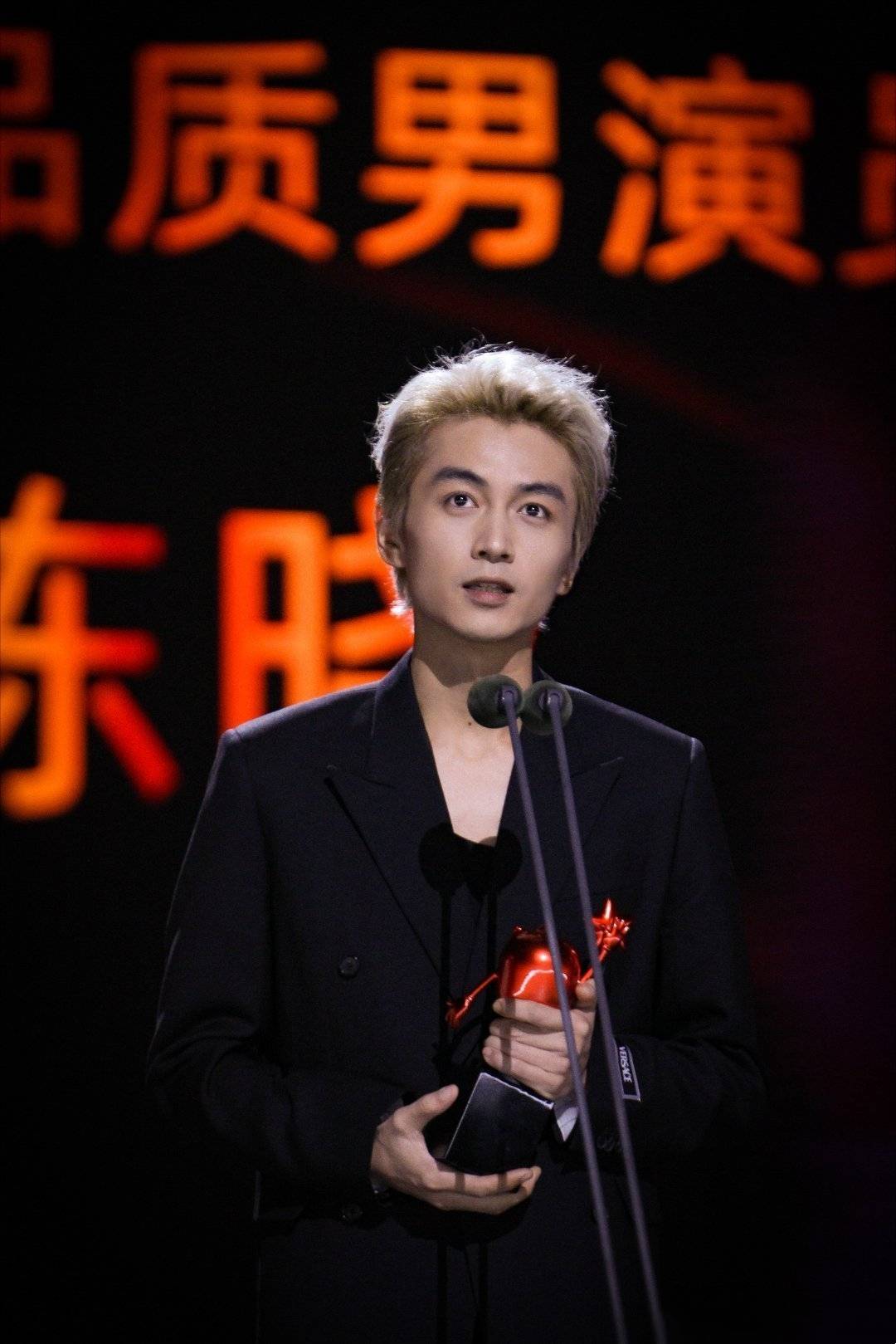 刘宇的造型就如他的年龄一样,小鲜肉男生该有的漫画系型