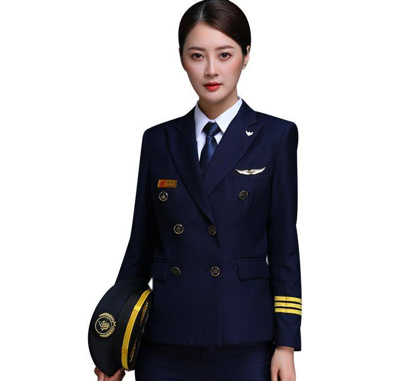 很多机长都是从军队飞行员中退役下来进入民航的,而在昆明航空里,就有
