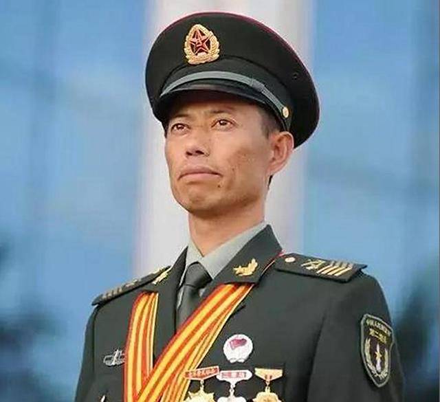 随后,王忠心考上了中国人民解放军第二炮兵士官学校,并且在部队之中
