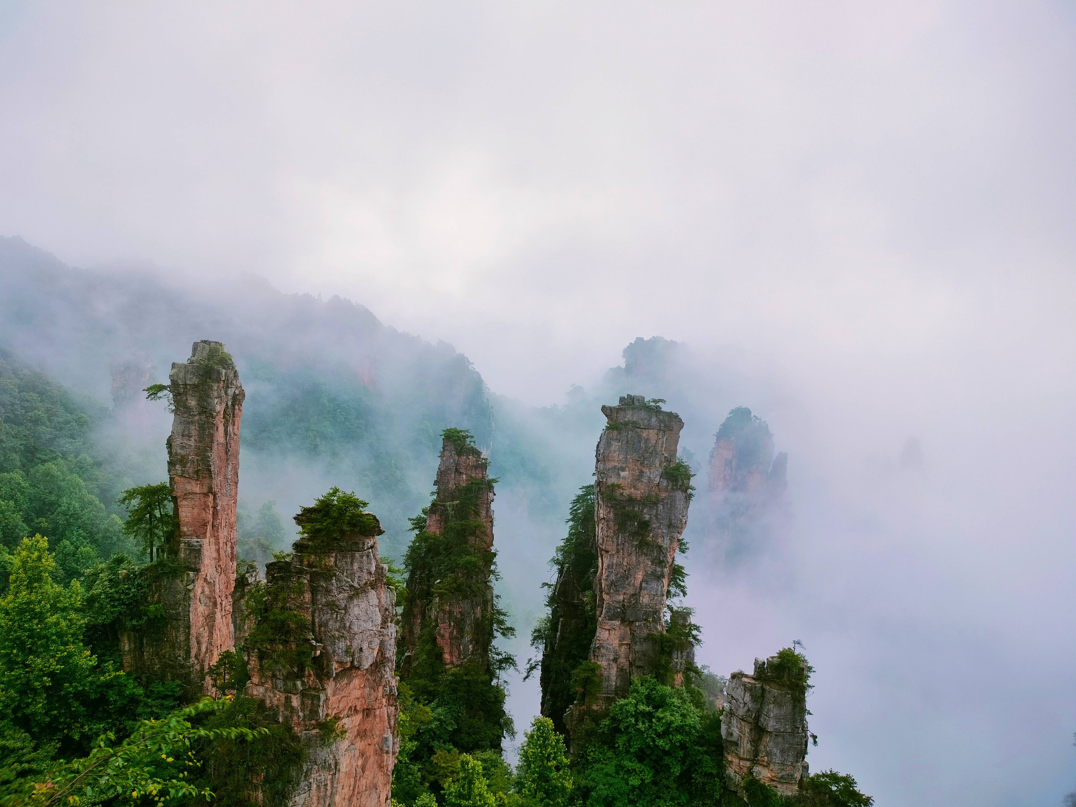 天子山是张家界森林公园风景最秀丽的,御笔峰,仙女散花,西海石林都是