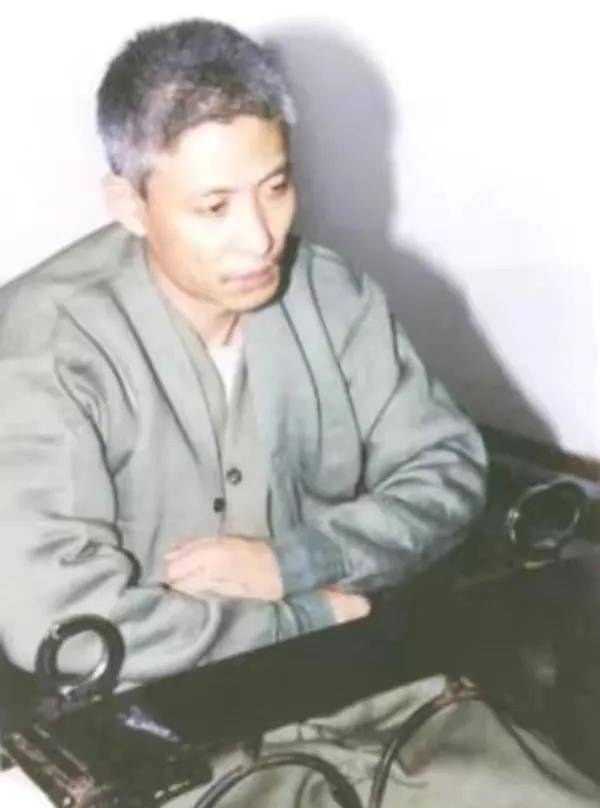 2003年,刘涌被押解到殡仪馆,在被执行死刑过程中表情淡定不说话_郭