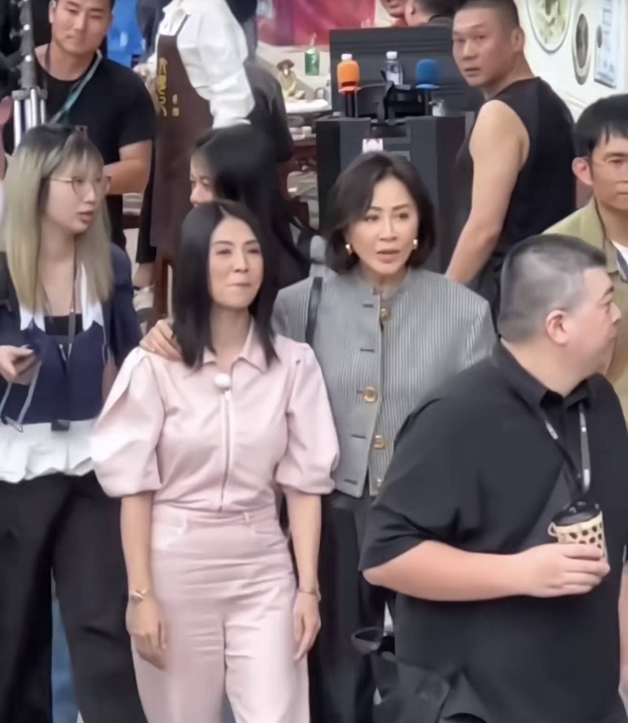 杨采妮刘嘉玲同框现身佛山片场 搂肩而行气质出众-搜狐大视野-搜狐新闻