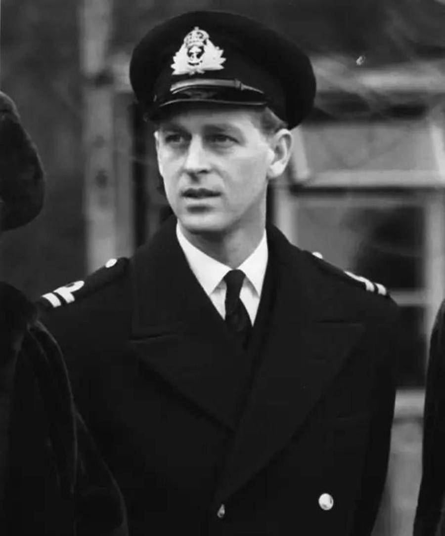 99岁的菲利普亲王去世,18岁的亲王第一次见伊丽莎白二世,竟然不情愿?