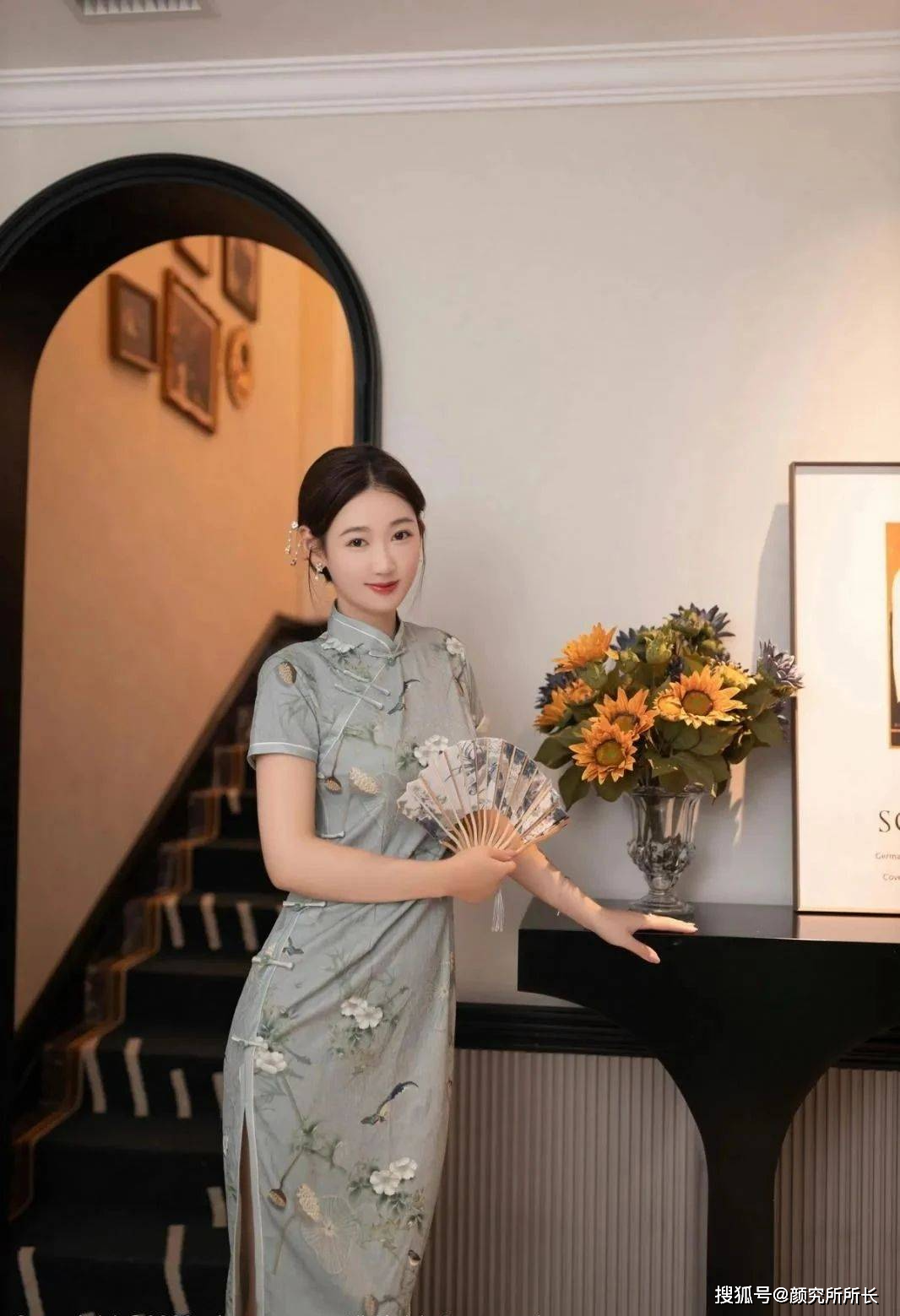 国民风开叉旗袍才是yyds!穿上它无论是优雅还是气质都是顶级!