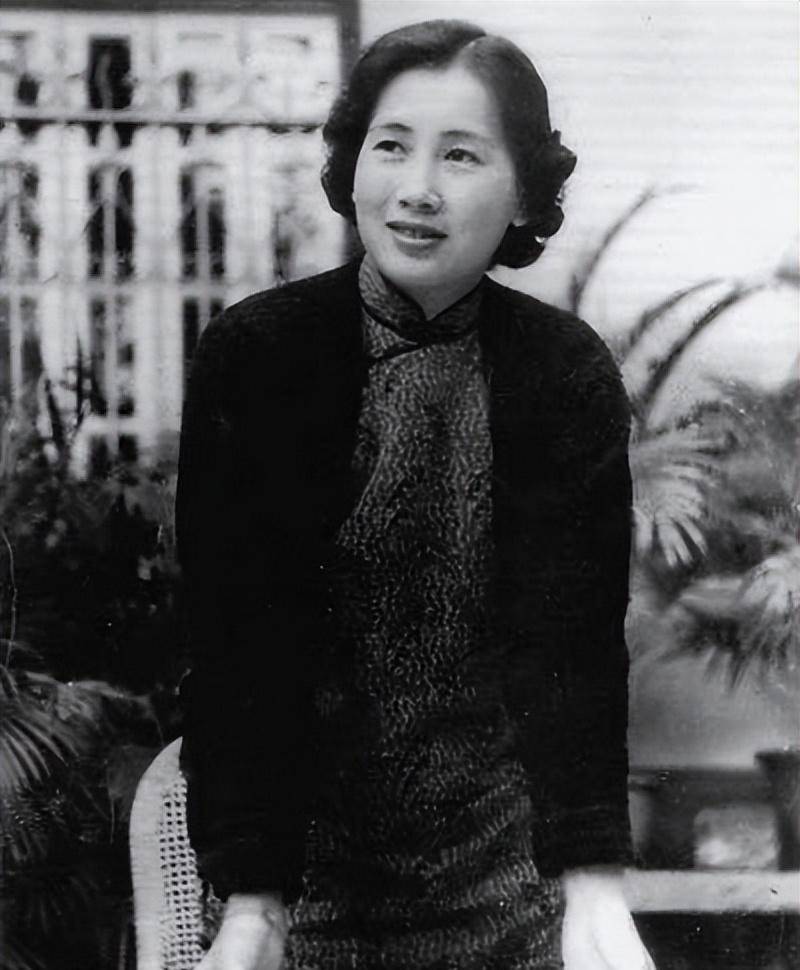 她曾是中学校花,18岁嫁叶挺,生9子女,39岁与夫共遇难