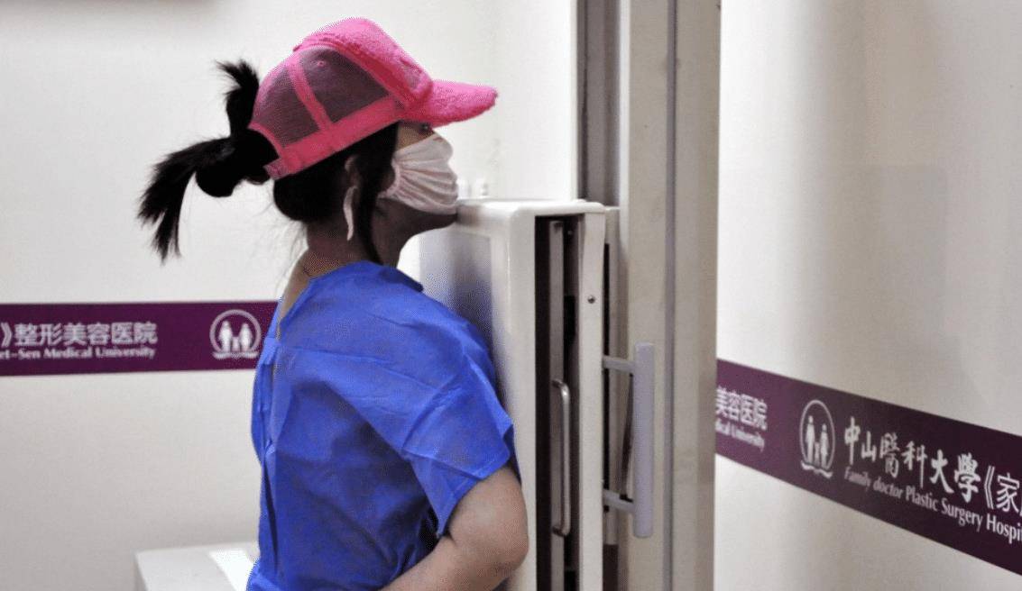 16岁开始整容,花400多万整容200余次的"红粉宝宝",如今怎样?