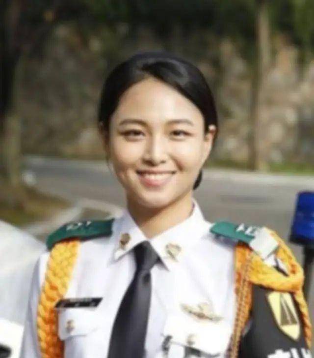 遭上司性侵,威胁,于结婚当天自杀,谁"害"了这个韩国女兵_李艺琳_中士