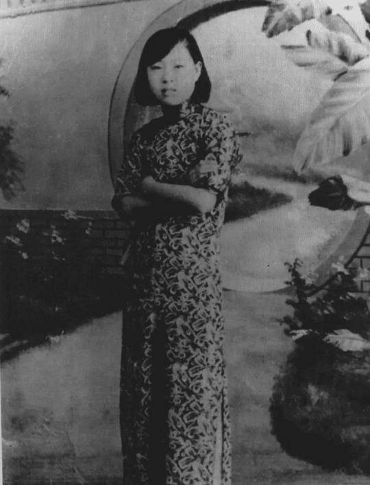 皇帝老婆爱打牌,牌友拍马屁赞她有福气,谭玉龄:我还不是守活寡_溥仪