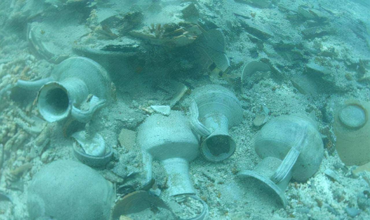 2007年,中国南海捞起神秘沉船,船身八百年不腐,船上大量黄金_打捞