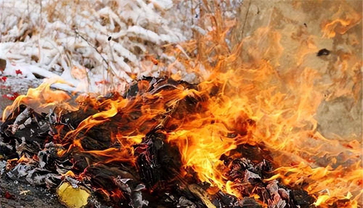 人死后为何要将衣服烧掉,这并不是迷信,而是有一定科学道理_衣物_死者