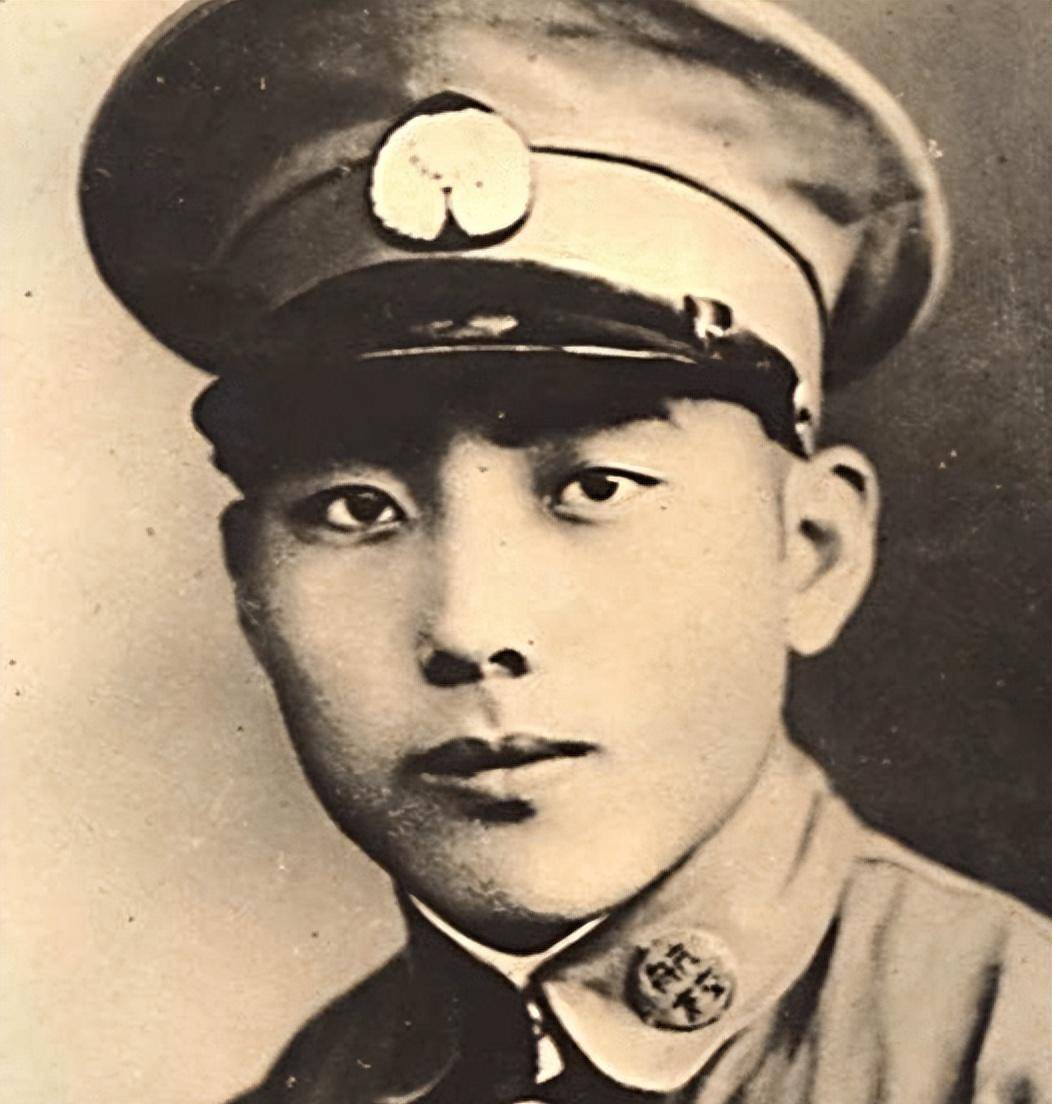 最伤感的黑白照片,一个班的飞行员几乎全部牺牲,平均