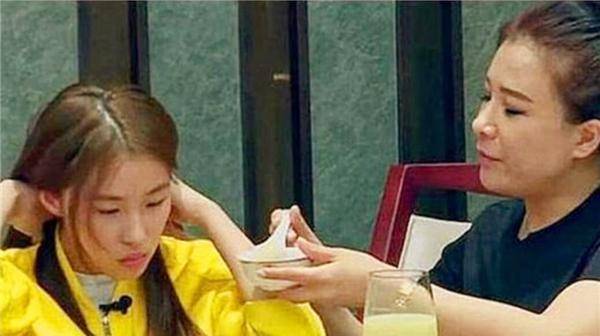 河南"巨婴"杨锁:烧家具取暖,刨坑上厕所,23岁懒死家中