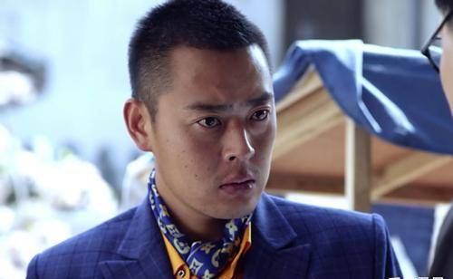 那时的张桐虽然因为爆破导致双目失明了,但却已经了"视帝"荣誉加持